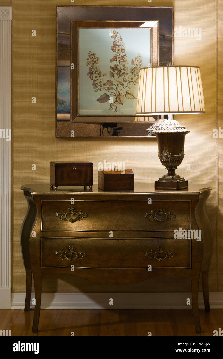Cómoda antigua con luz y espejo en la pared Fotografía de stock - Alamy