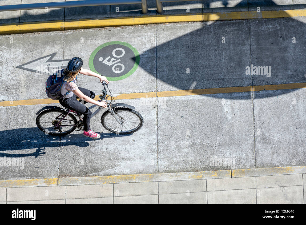 Ciclismo combina la elegancia del movimiento haciendo hincapié en la dignidad de la figura femenina con ropa ceñida y una inigualable efecto de Fotografía de stock - Alamy