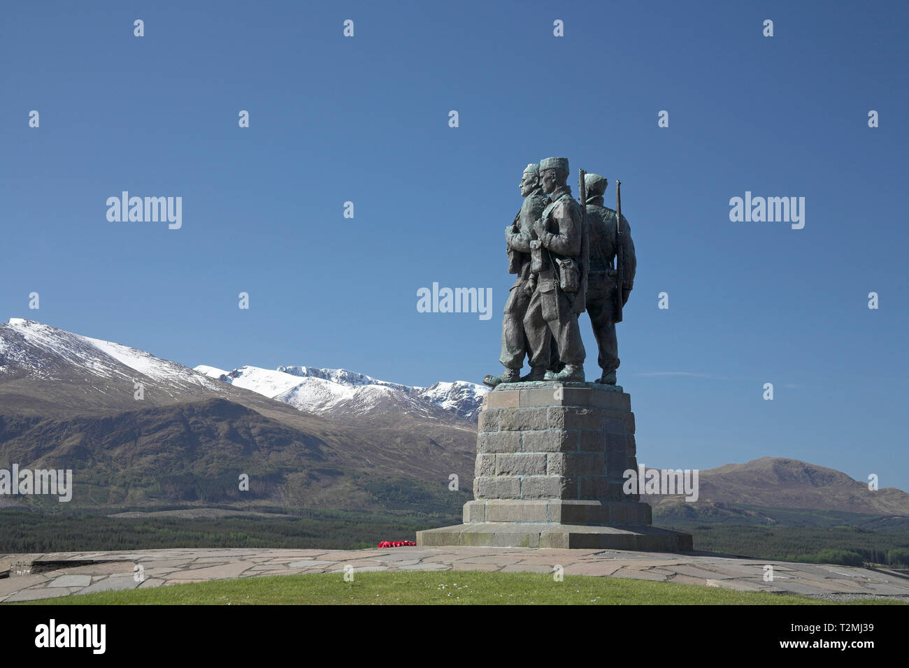 Commando Memorial cerca de Spean Bridge con el Ben Nevis gama más allá de la región de Tierras Altas de Escocia Foto de stock