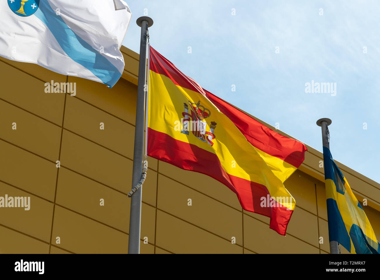 La Bandera De Espana Ondeando En El Cielo Fotografia De Stock Alamy