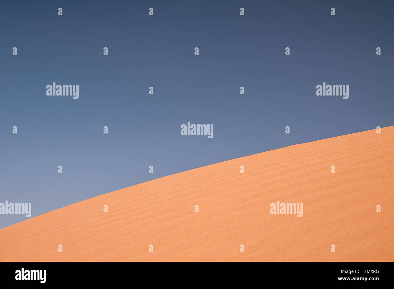 Dunas de arena con el cielo azul en el desierto del Sáhara Foto de stock