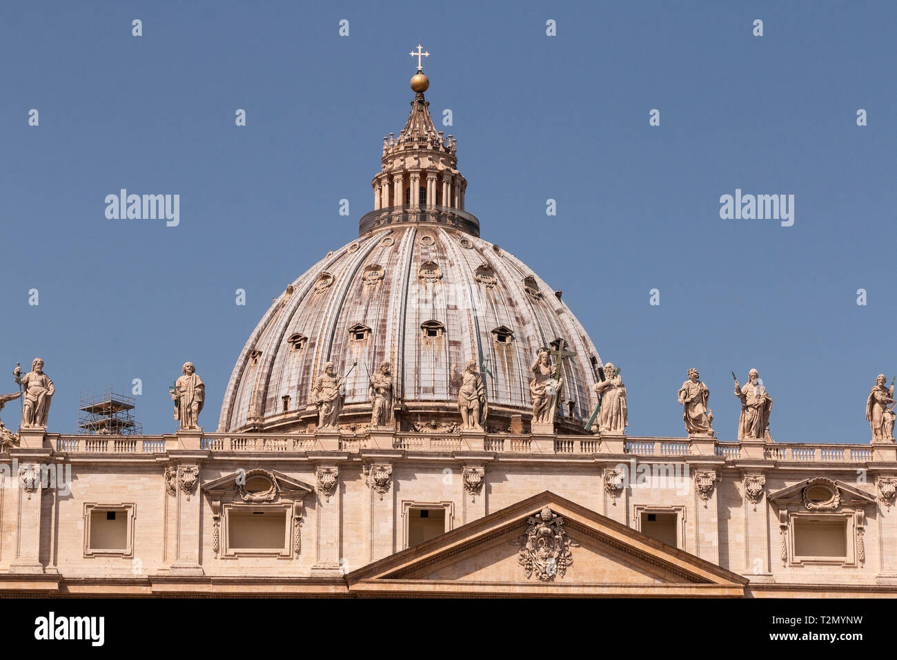 Primeras figuras en el techo de San Pedro Basilca,mostrando los principios fundadores de la Cristiandad. La cúpula más grande del mundo es el Michelangelo. Foto de stock