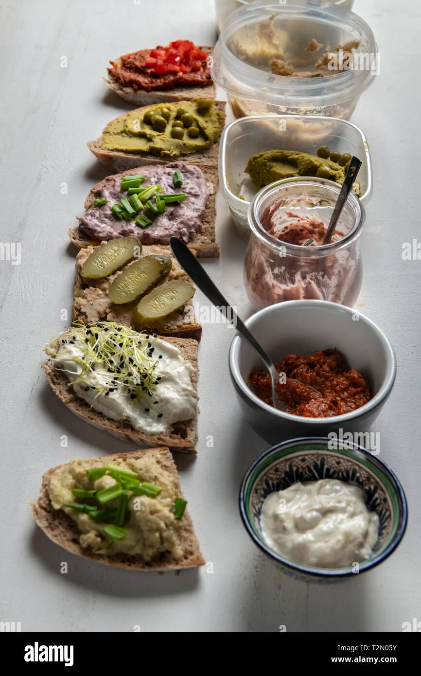 Diferentes tipos de coloridos sándwiches desde arriba vista superior