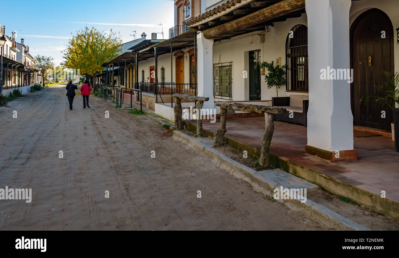 Los visitan el vintage calles de El Rocío aldea en Andalucía con calles de Fotografía de stock - Alamy