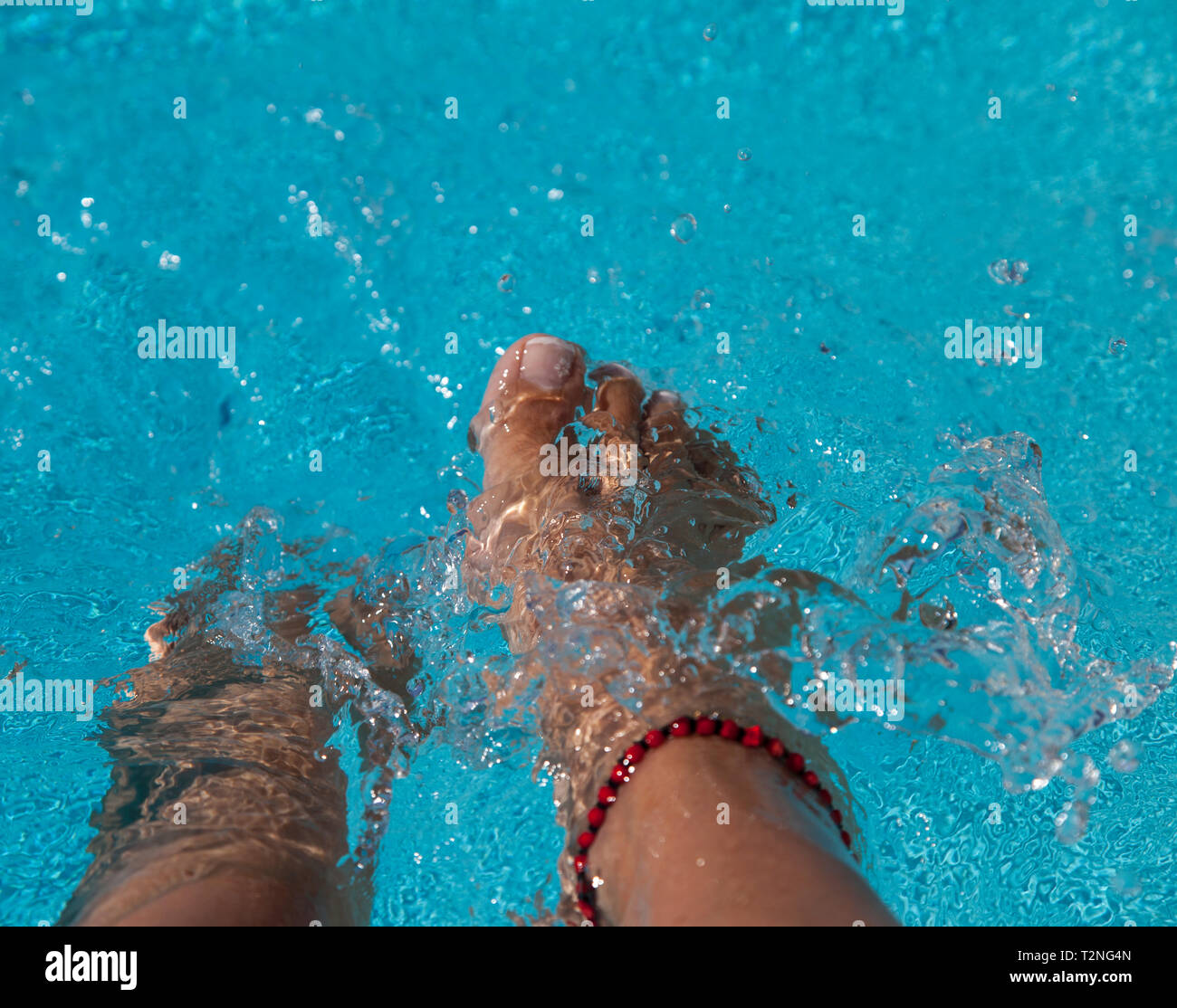 Pies de piscina con tobillera relajante. Imágenes de stock. Foto de stock