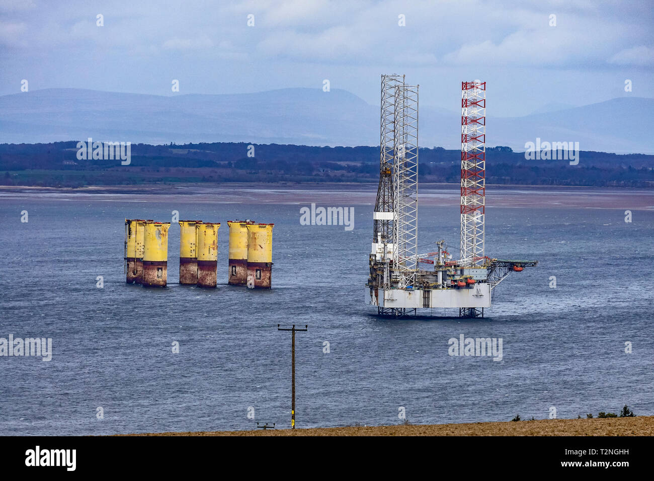 Plataforma y plataforma piernas amarradas en Cromarty Firth cerca Cromarty Black Isle Highland Escocia UK Foto de stock