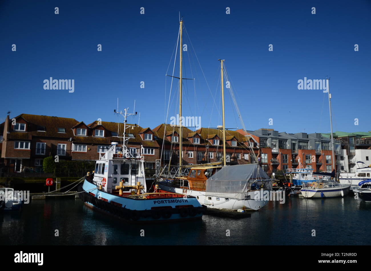 Barco de pesca en el puerto, industria pesquera británica Foto de stock