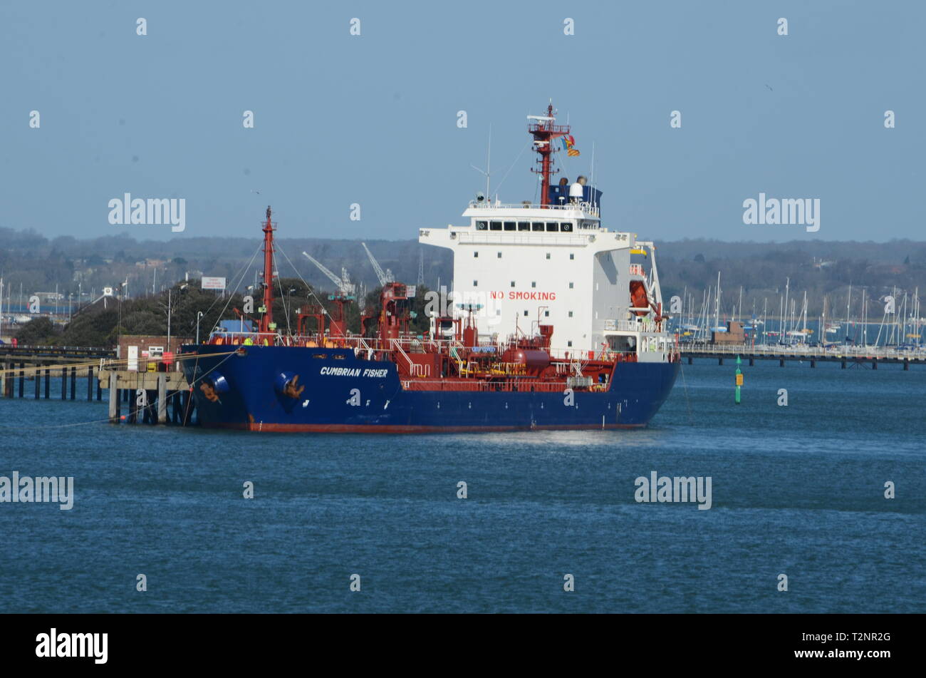 Buque de carga en el puerto de Portsmouth Foto de stock