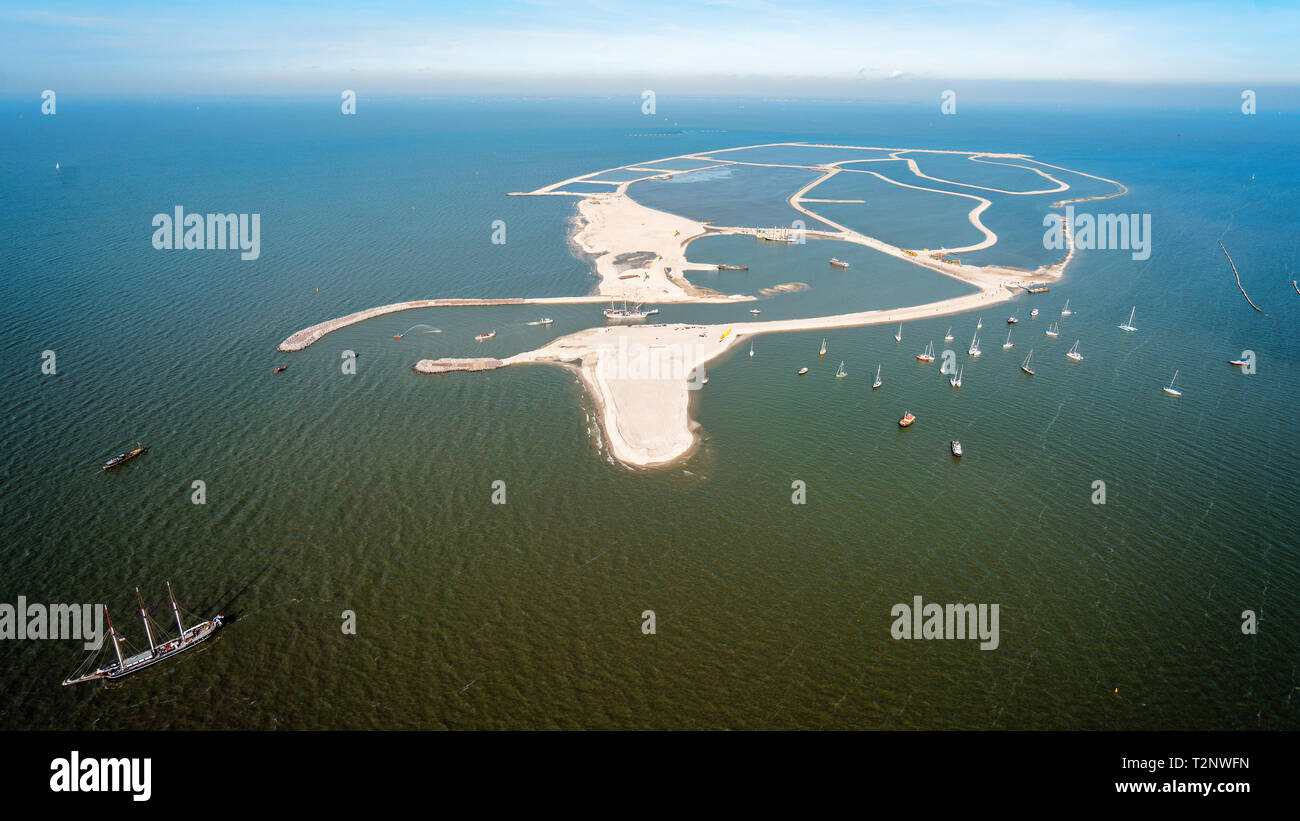 La primera isla artificial holandesa para la naturaleza: el marcador Wadden desde el cielo Foto de stock