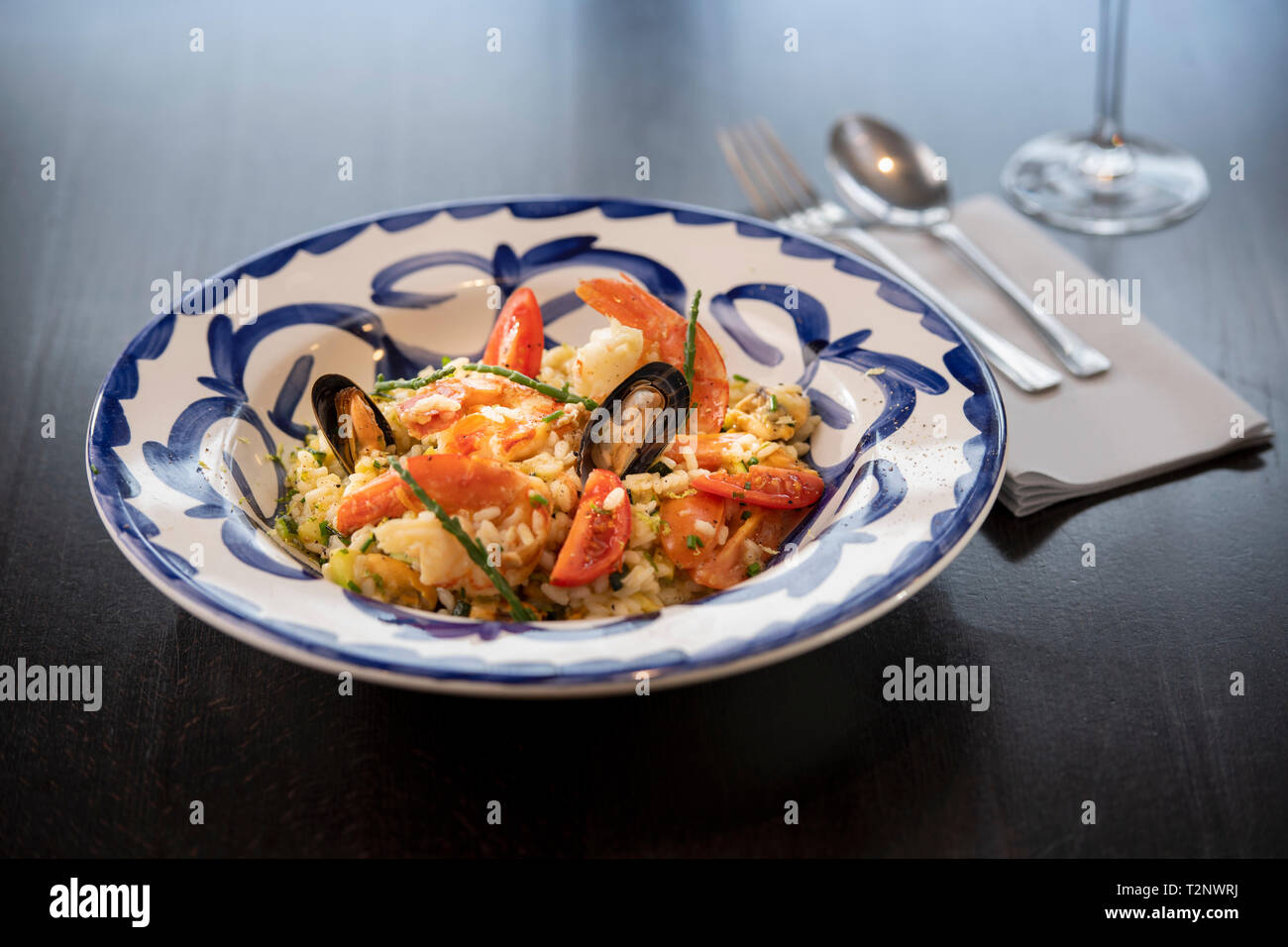 Paella en el restaurante italiano Foto de stock