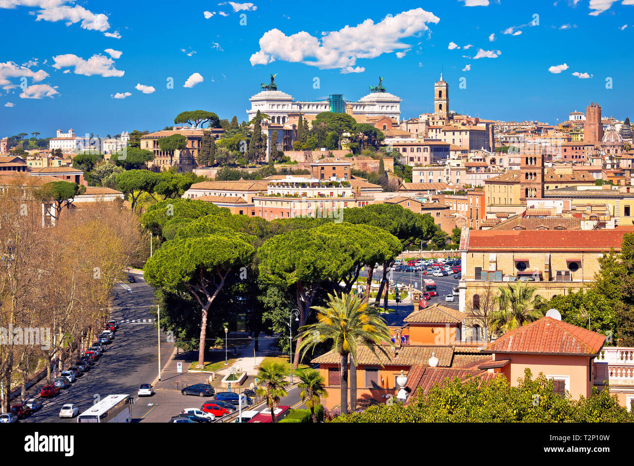 Monumentos de la ciudad Eterna de Roma una vista del horizonte, los tejados de la capital de Italia Foto de stock