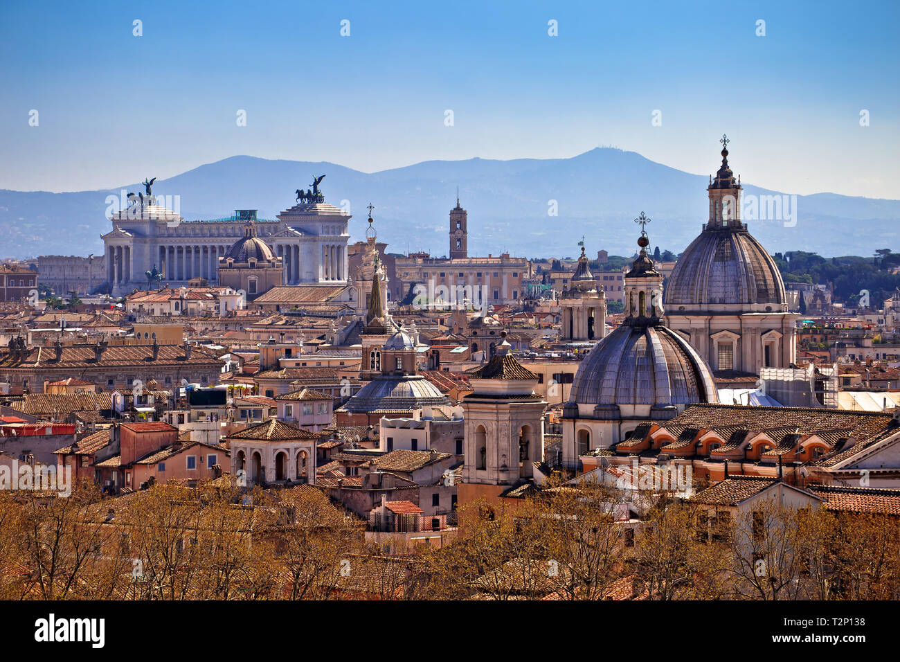 Monumentos de la ciudad Eterna de Roma una vista del horizonte, los tejados de la capital de Italia Foto de stock