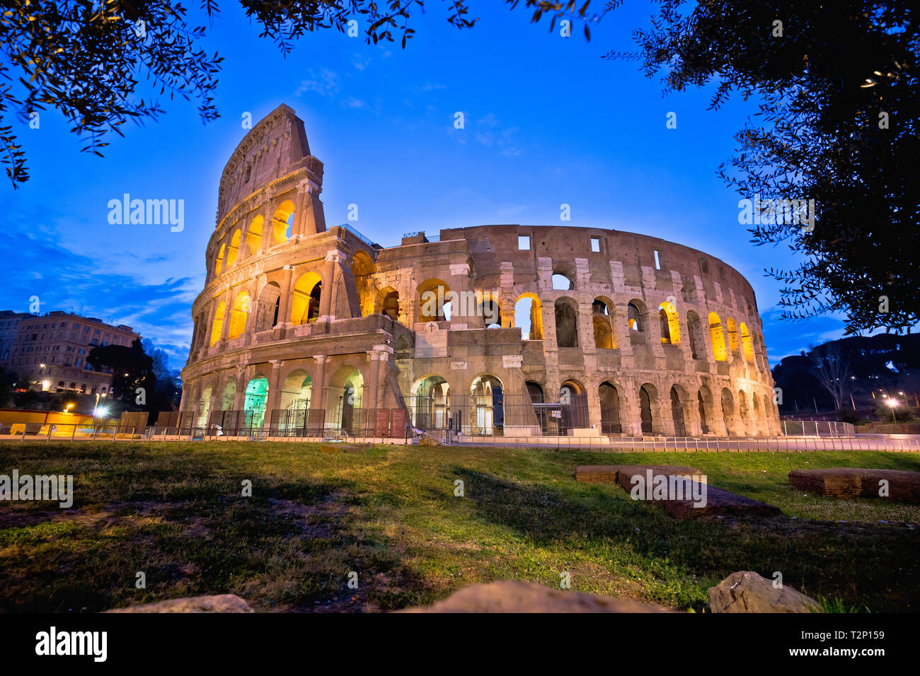 El coliseo de roma vista del amanecer, famoso símbolo de la ciudad eterna, capital de Italia Foto de stock