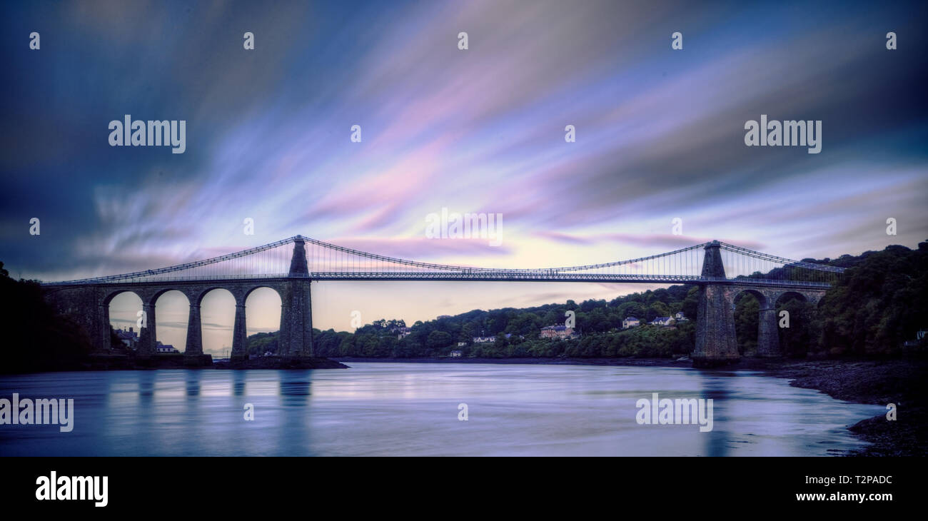 Menia, Gales, Reino Unido, 5 de septiembre de 2016, mostrando el puente colgante de Menai que fue diseñado por Thomas Telford y completado en 1826 y es un grado I li Foto de stock