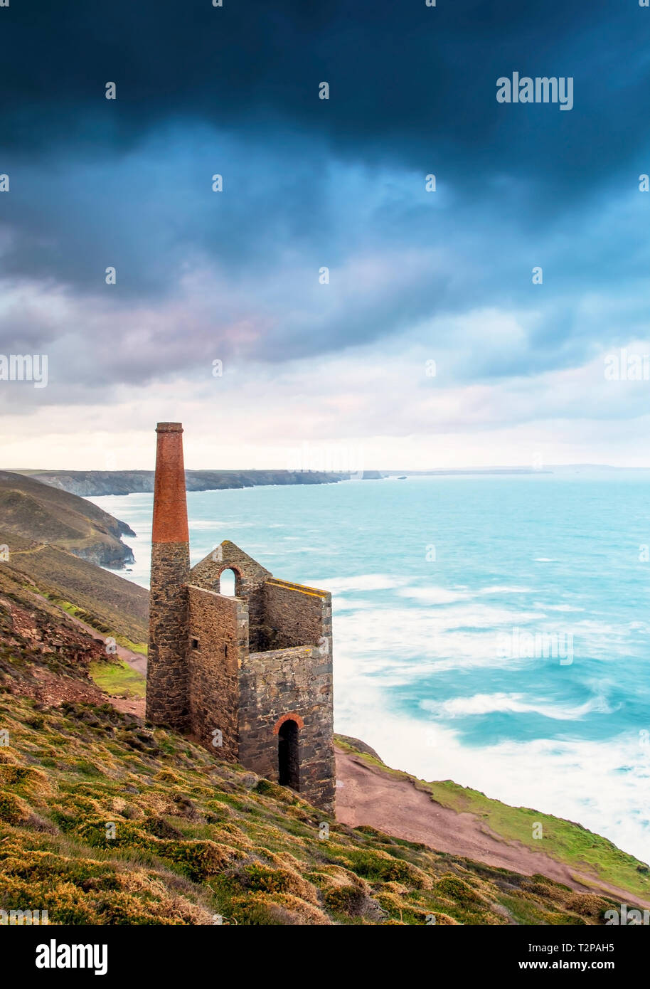 La mina Towanroath eje en pápula igual Coates, en la costa de St Agnes en Cornwall, da a esta composición épica con la hermosa costa de Cornualles resistente Foto de stock