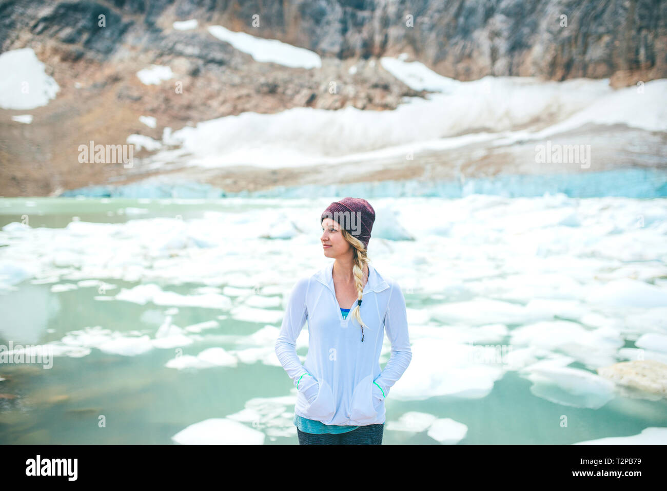 La mujer disfruta de vistas al lago, Jasper, Canadá Foto de stock