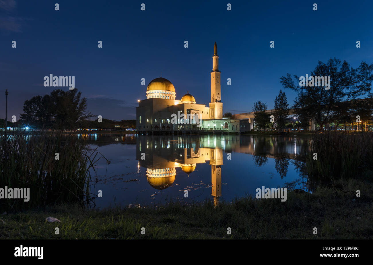 Puchong Mezquita escenografía antes del amanecer, la hora azul, reflejo Foto de stock