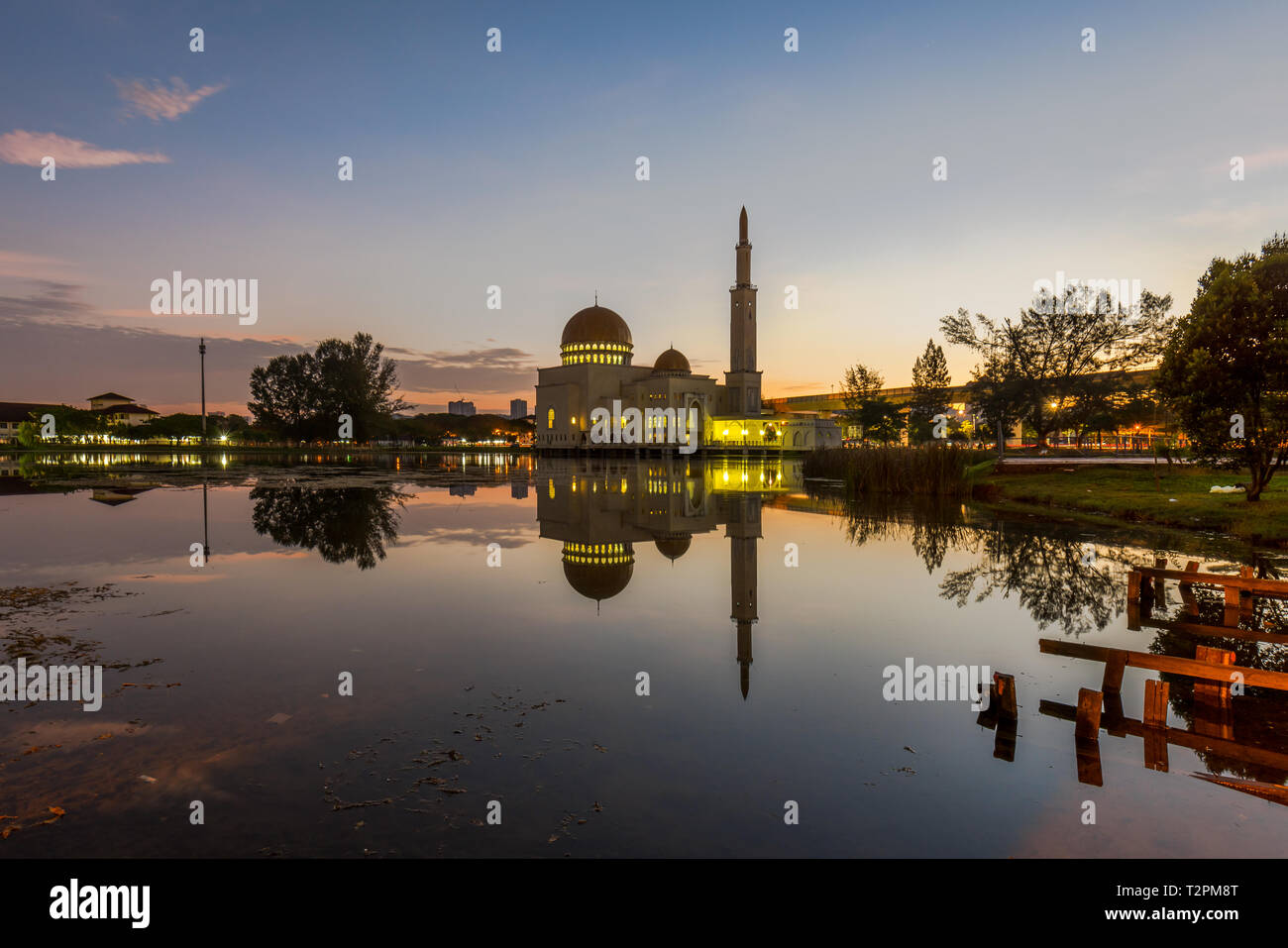 Puchong Mezquita escenografía antes del amanecer, la hora azul, reflejo Foto de stock