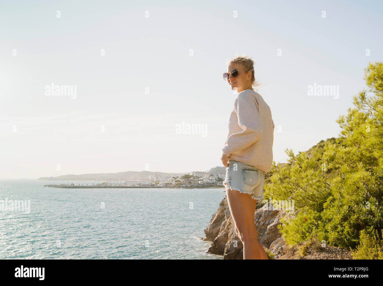 La mujer disfruta de vistas del mar, Sitges, Cataluña, España Foto de stock