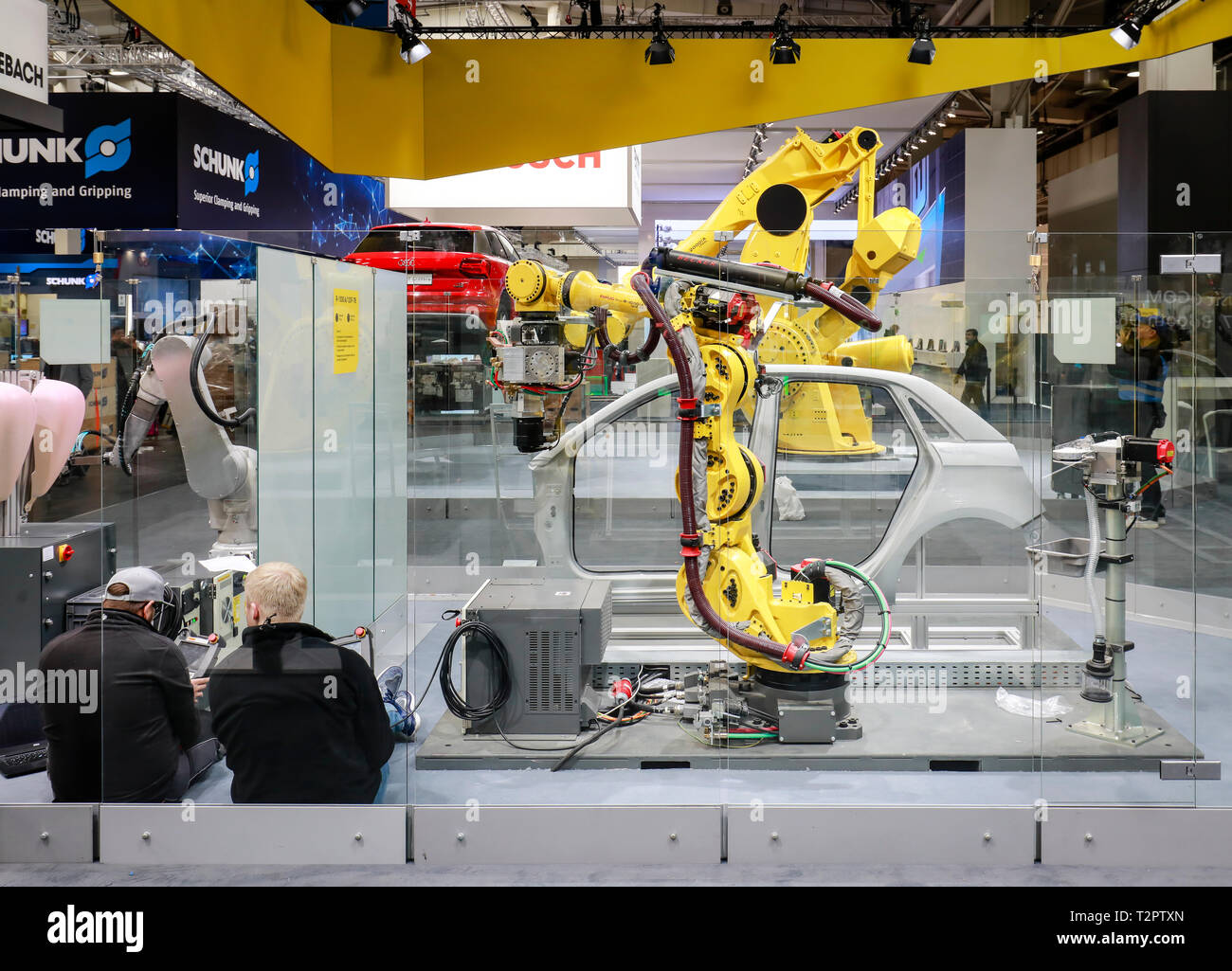 Hannover, Baja Sajonia, Alemania - Feria de Hannover, robots industriales en el stand de Fanuc, aquí en la excursión de la prensa el día antes de la apertura de la feria. Foto de stock