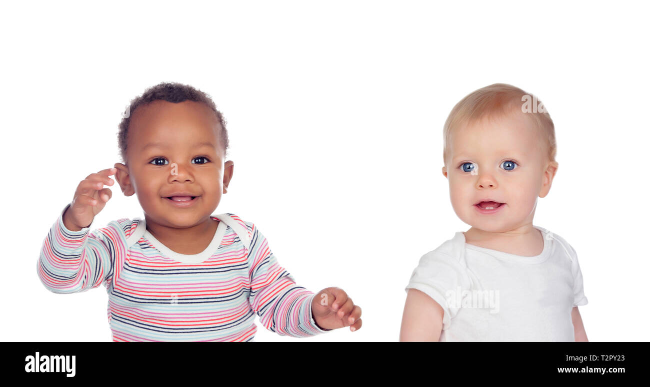 Dos bebés de razas diferentes aislado sobre un fondo blanco Fotografía de  stock - Alamy