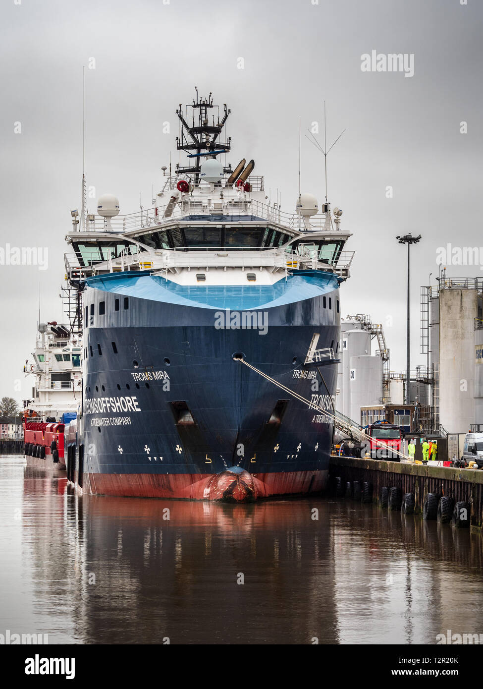 Troms Mira Offshore Tug Supply Ship / buque de apoyo amarrado en el puerto de Great Yarmouth Foto de stock