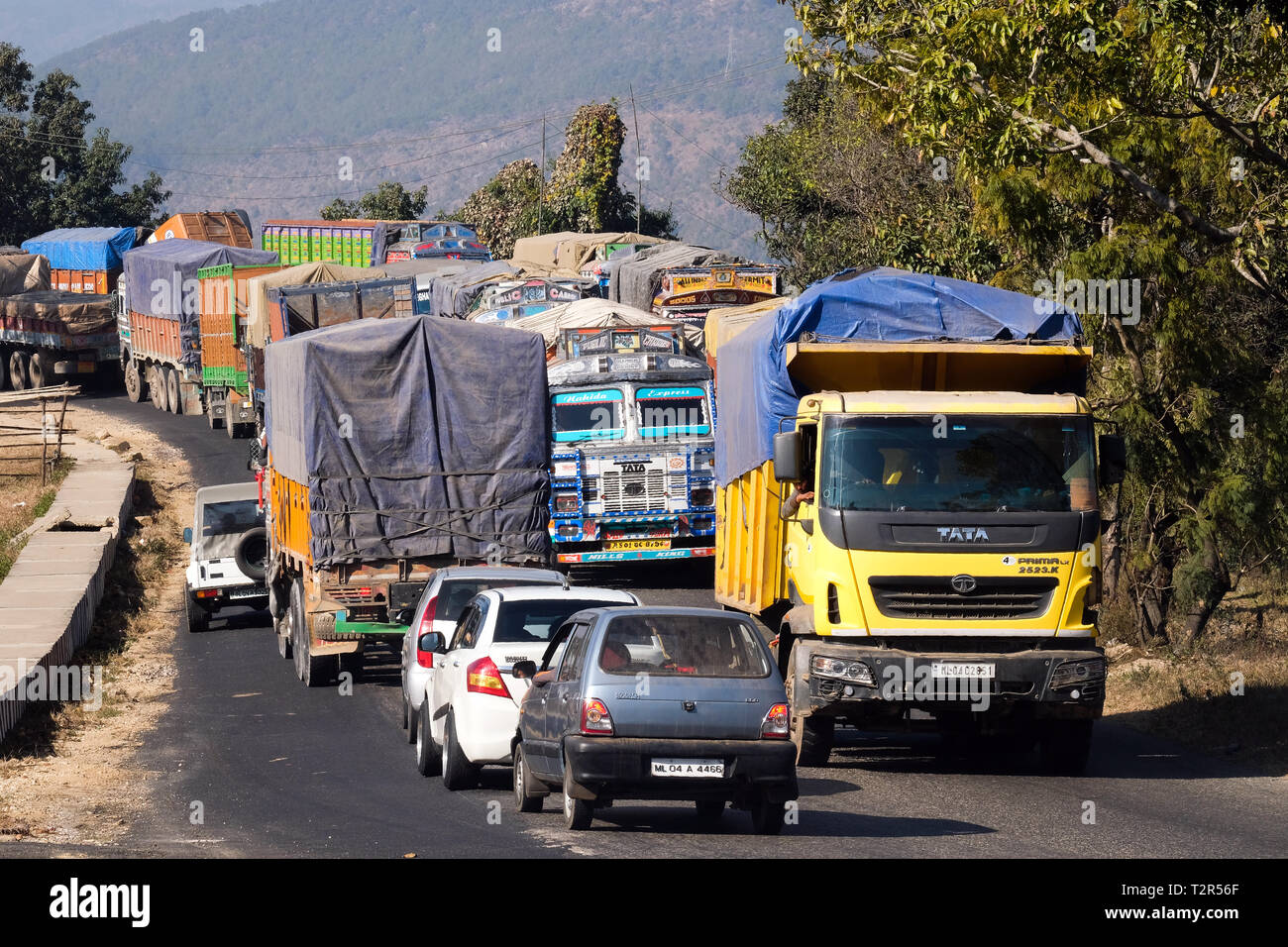 El tráfico de camiones en la carretera en el estado de Meghalaya, al noreste de la India --- Lastverkehr auf der Landstraße im Bundesstaat Meghalaya, Nordostindien Foto de stock