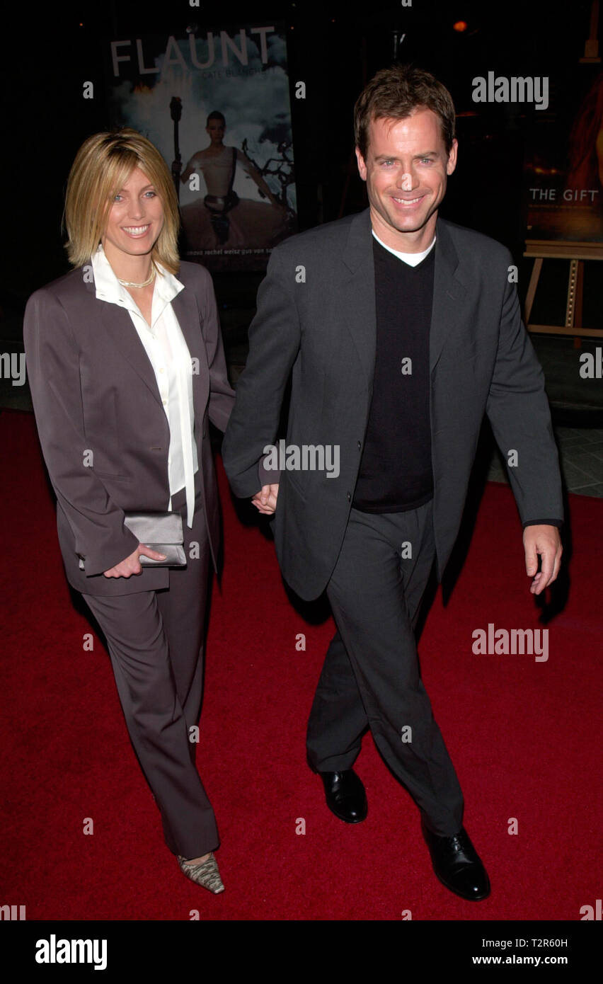 LOS ANGELES, CA. Diciembre 18, 2000: el actor Greg Kinnear y su esposa