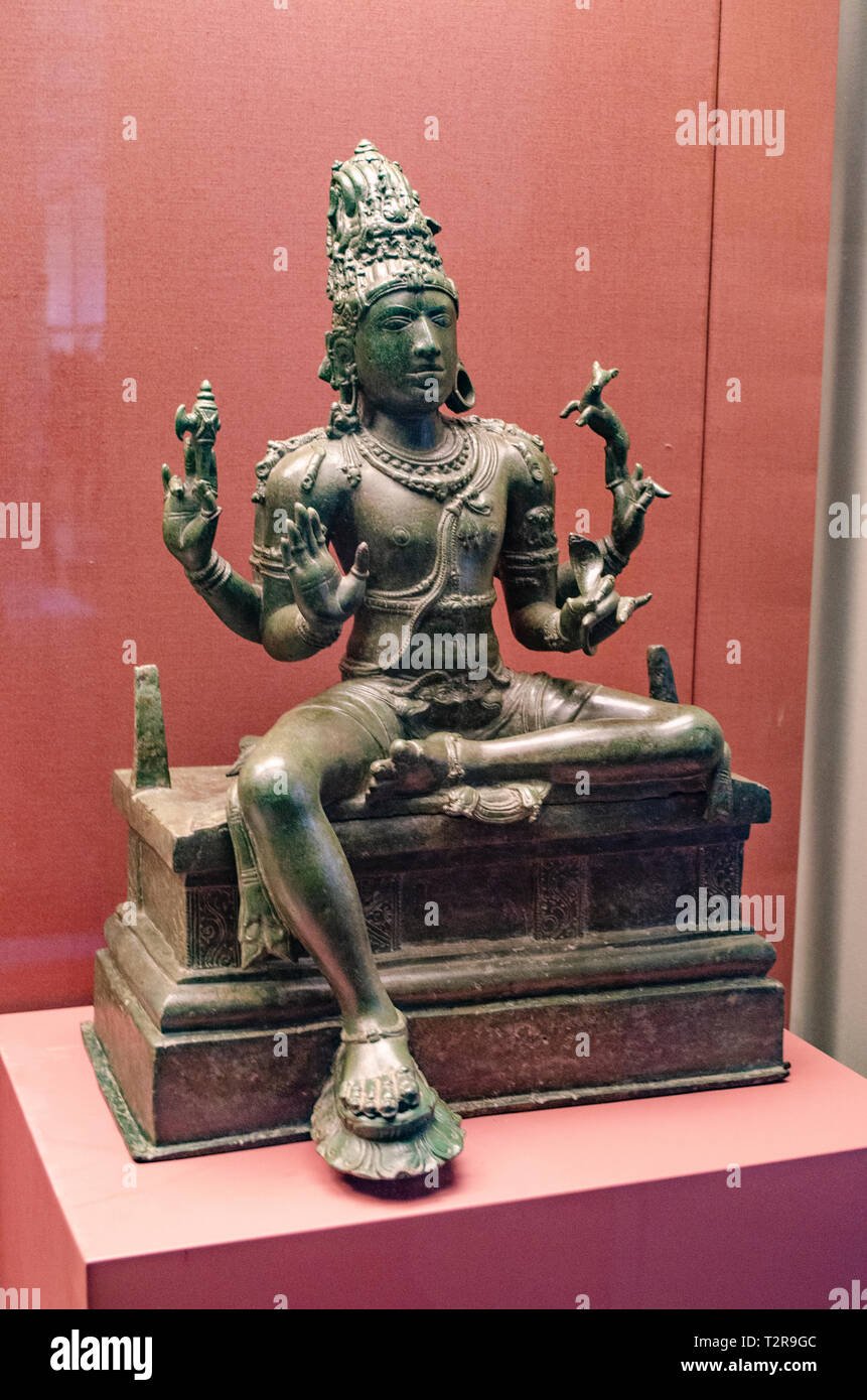 Una escultura de bronce de una imagen sedente del dios hindú Siva