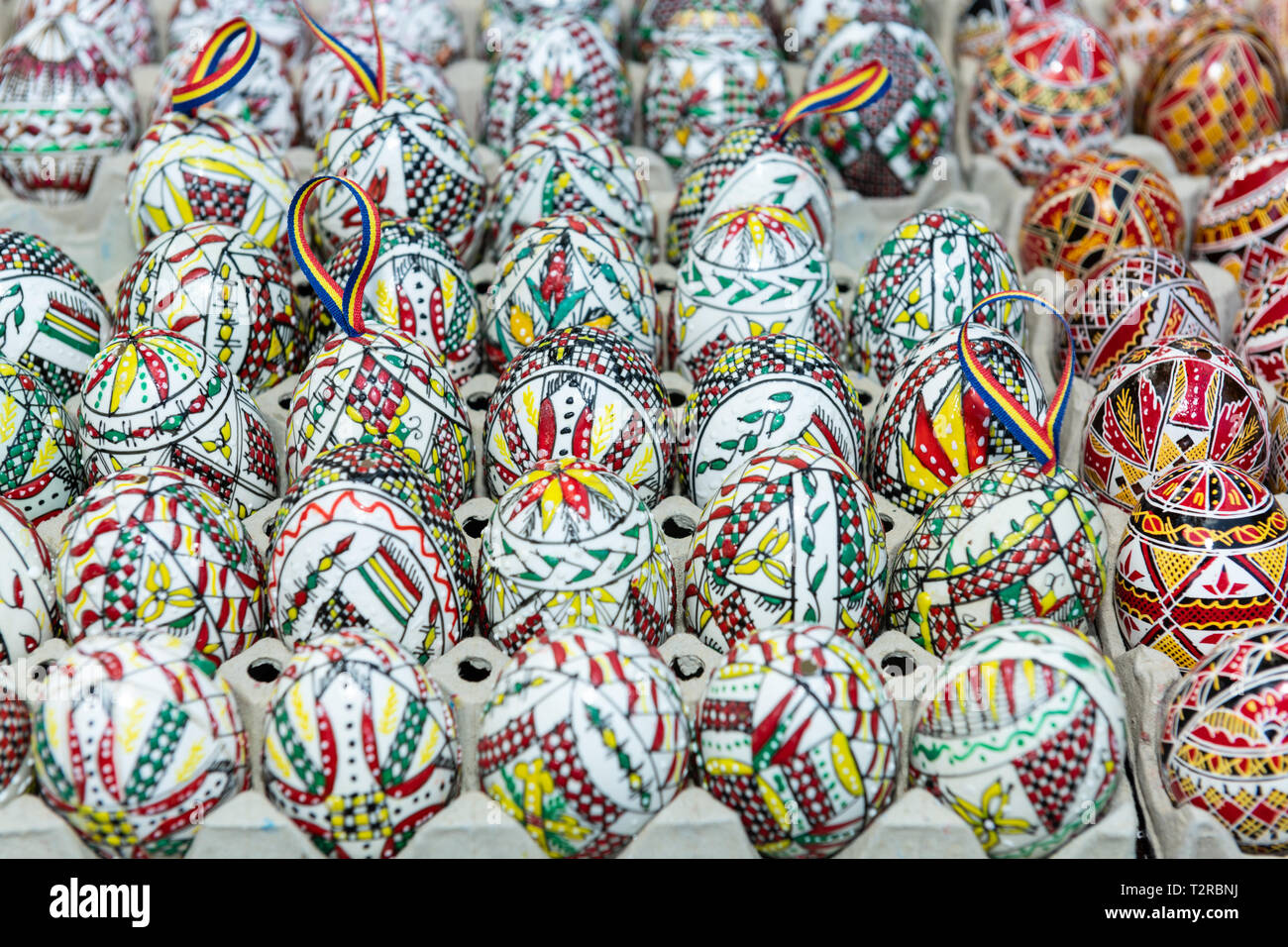 Juego de decoración de huevos de Pascua pintados a mano en bandejas de  cartón de huevo Fotografía de stock - Alamy