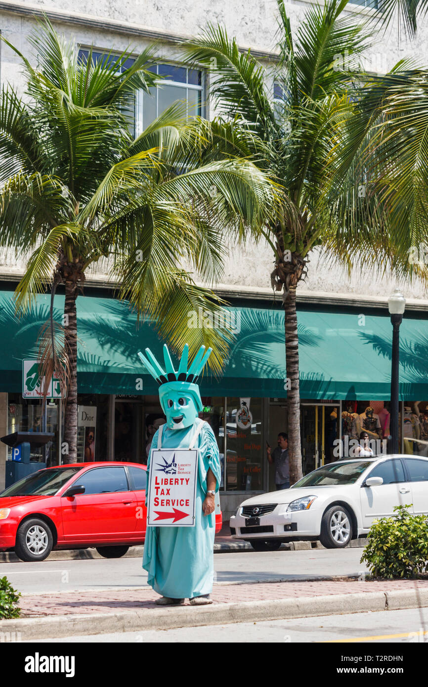 Miami Beach Florida, Washington Avenue, mascota, Liberty Tax Service, Estatuto de la Libertad traje, la mediana de la calle, el trabajo, el empleado trabajador trabajadores del personal, A Foto de stock