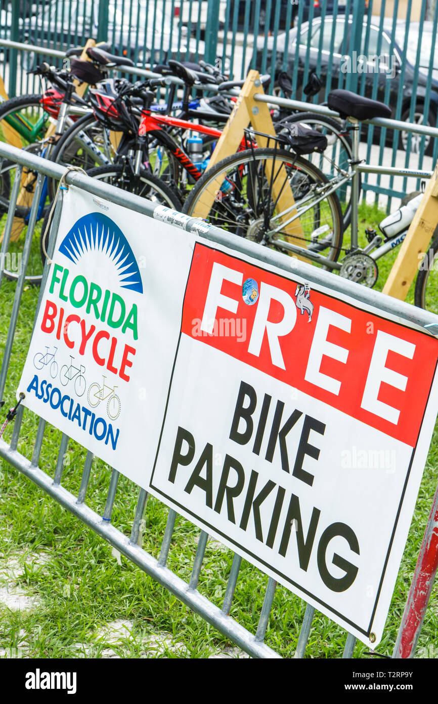Bicycle bike park parking fotografías e imágenes de alta resolución - Alamy