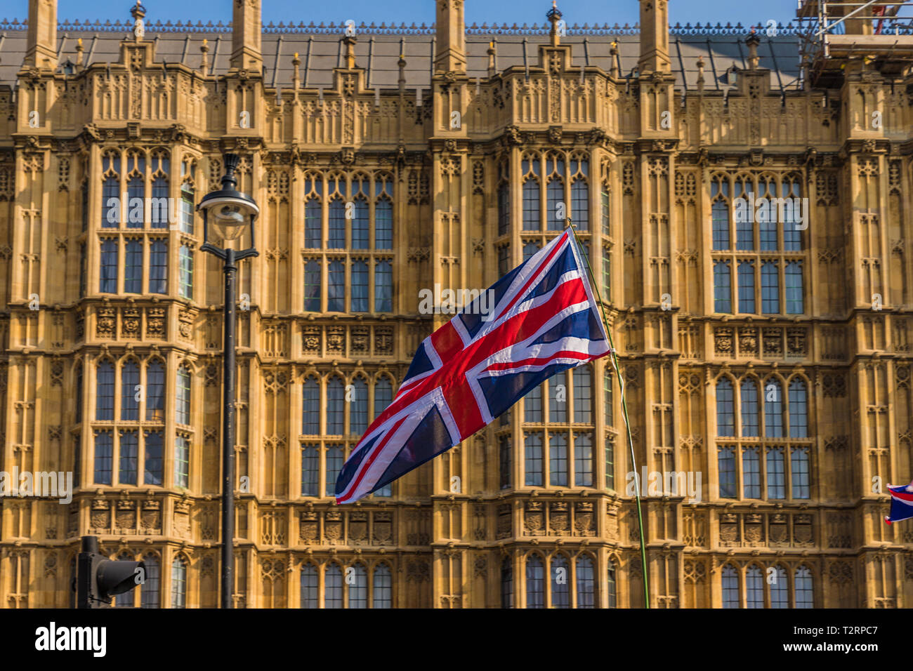 El 29 de marzo de 2019. Londres. Banderas de la Unión por el Parlamento en la plaza del parlamento de Londres Foto de stock
