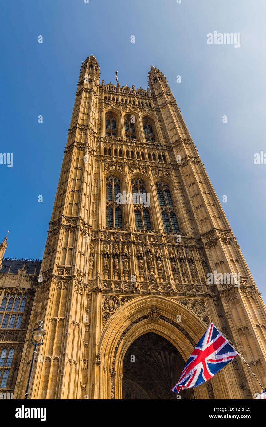 El 29 de marzo de 2019. Londres. Banderas de la Unión por el Parlamento en la plaza del parlamento de Londres Foto de stock