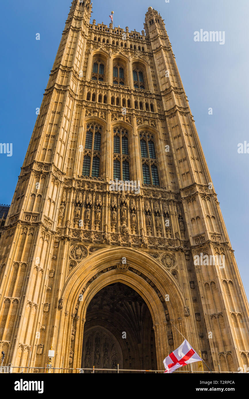 El 29 de marzo de 2019. Londres. Banderas de la Unión por el Parlamento en la plaza del parlamento de Londres Foto de stock