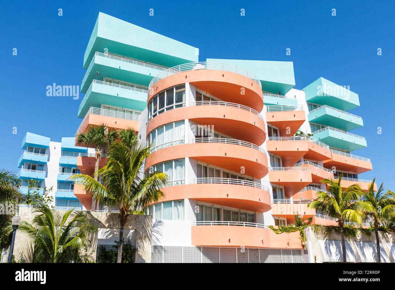 Miami Beach Florida, Ocean Drive, Ocean Place, melocotón, verde, azul, balcones, apartamentos residenciales apartamentos edificios edificios vivienda, alta ri Foto de stock
