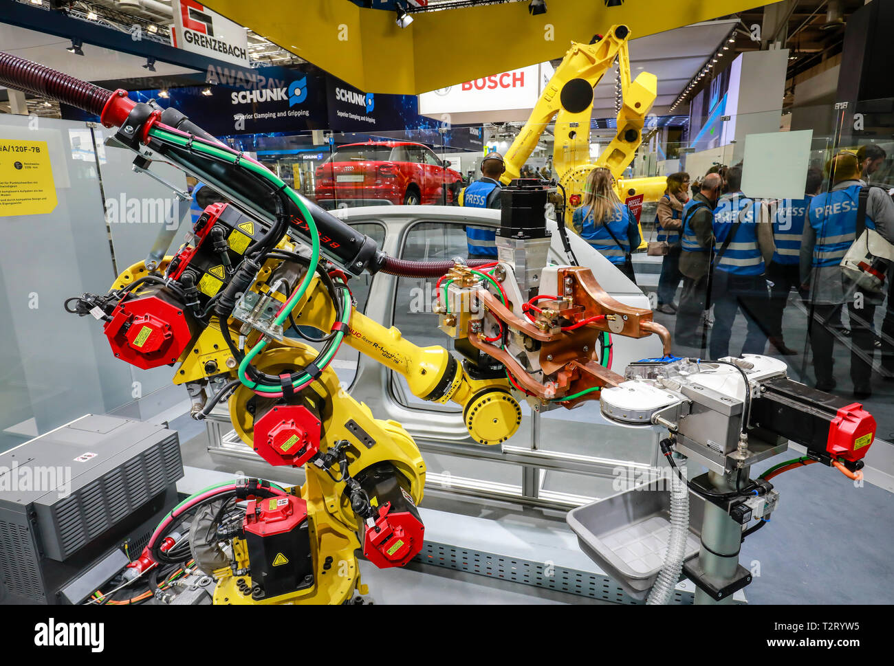 Hannover, Baja Sajonia, Alemania - Feria de Hannover, robots industriales en el stand de Fanuc soldadura y transportar autos, aquí en la prensa excursión th Foto de stock