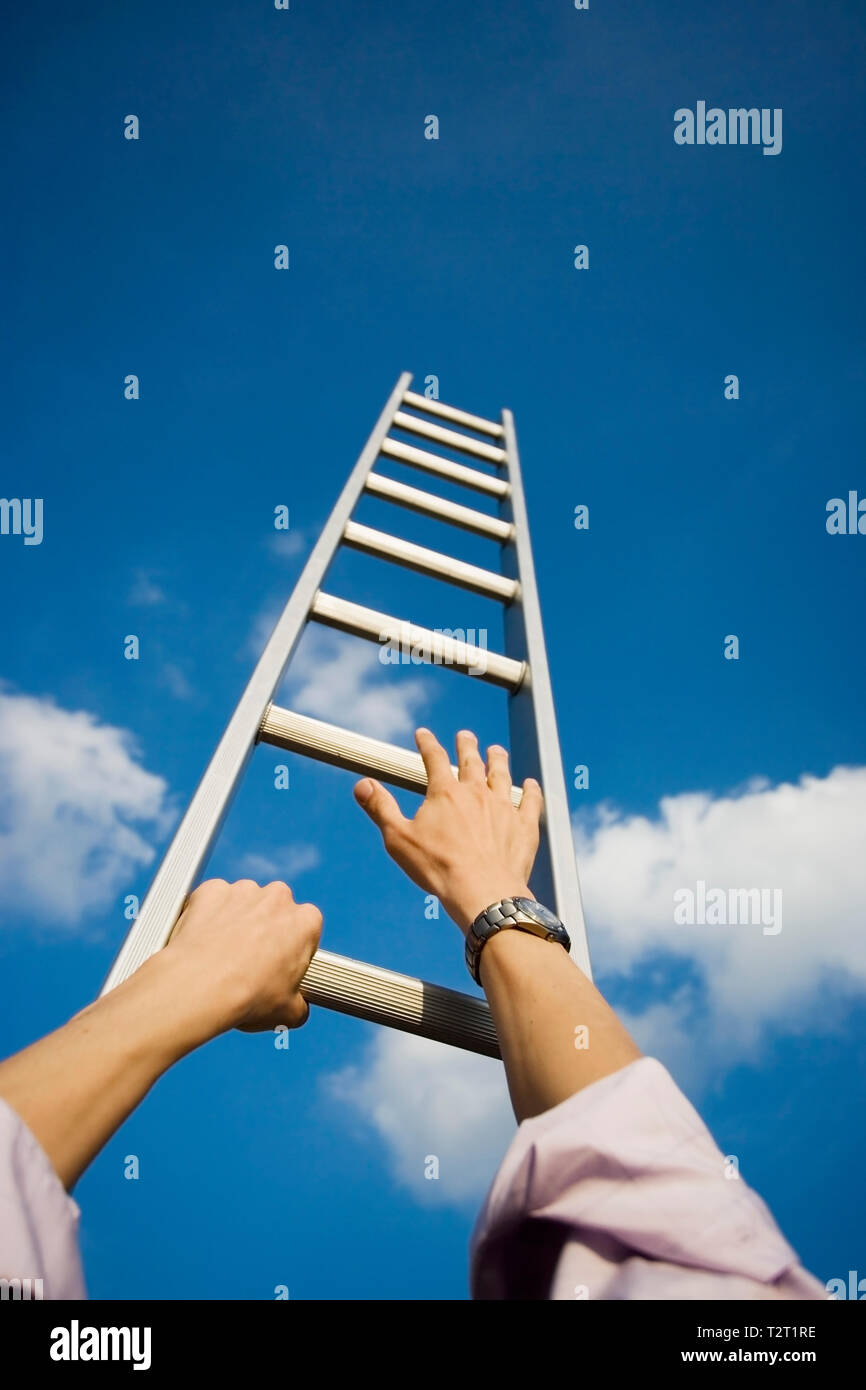 Perspectiva Personal de un empresario subiendo una escalera Foto de stock