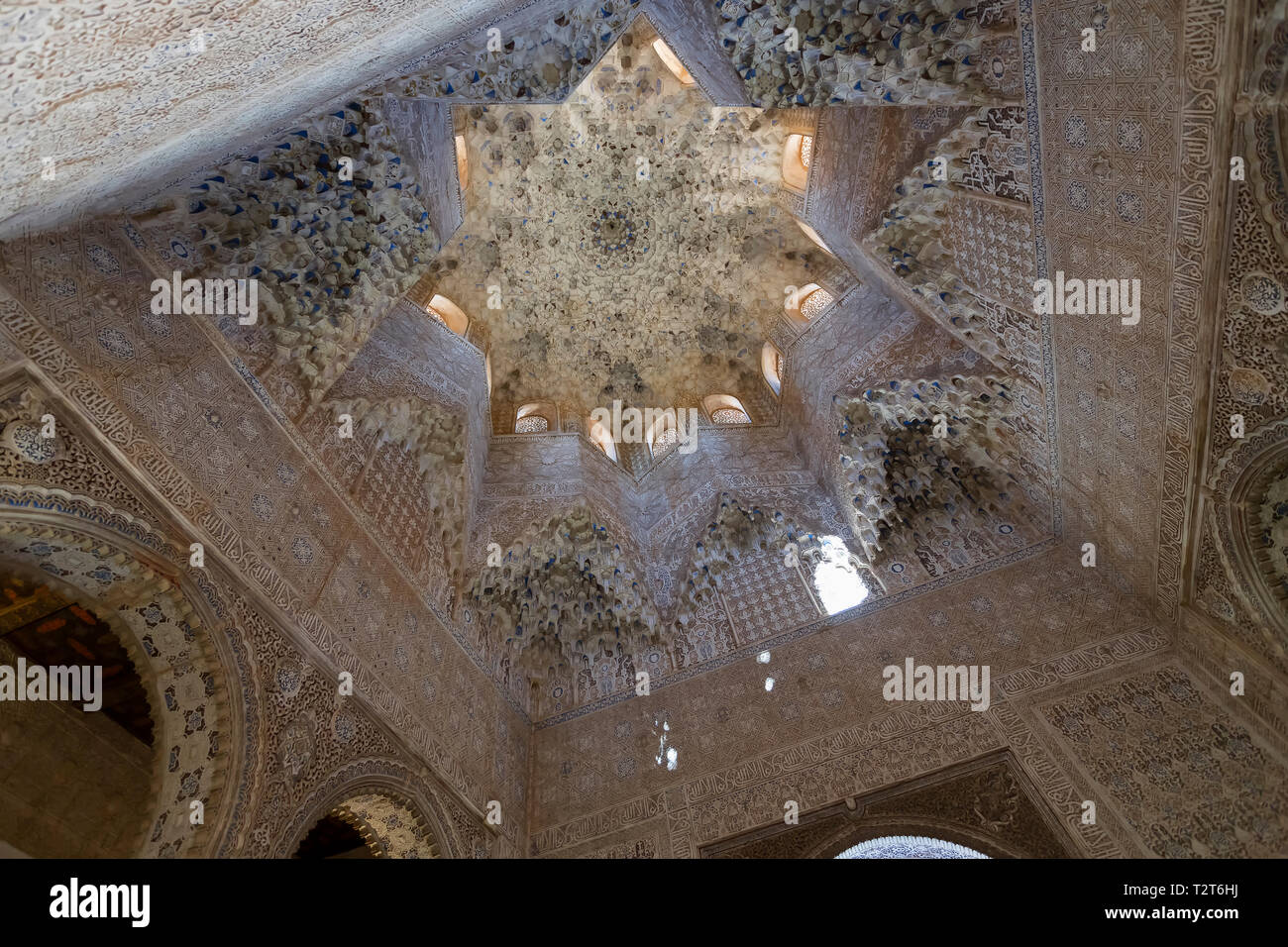 El techo de la sala de la sala de las Dos Hermanas (Sala de Dos Hermanas) del Palacio Nazrin, Alhambra, Granada, España Foto de stock