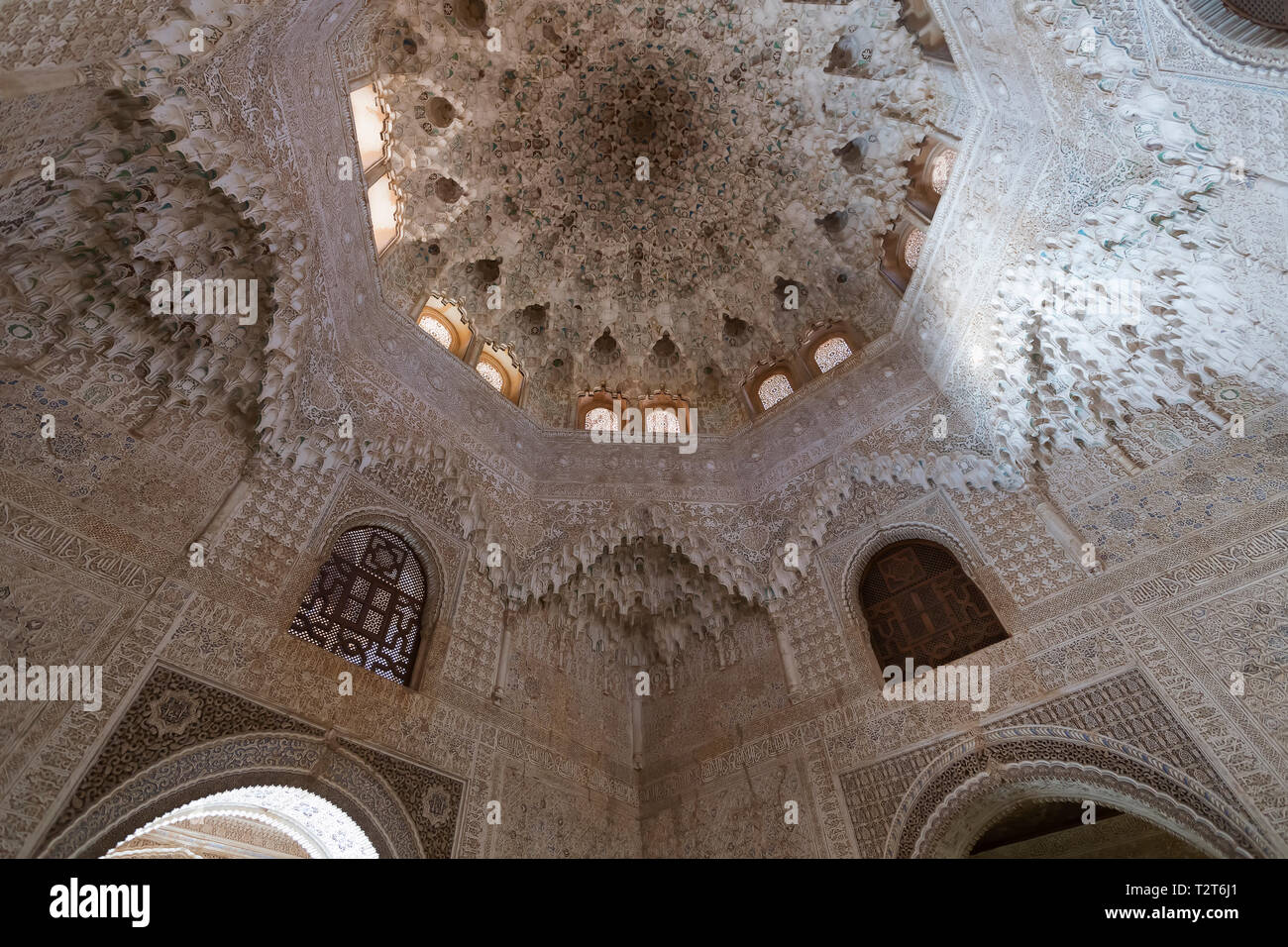 El techo de la Sala de los Abencerrajes (Sala de los Abencerrajes) del Palacio Nazrin, Alhambra, Granada, España Foto de stock