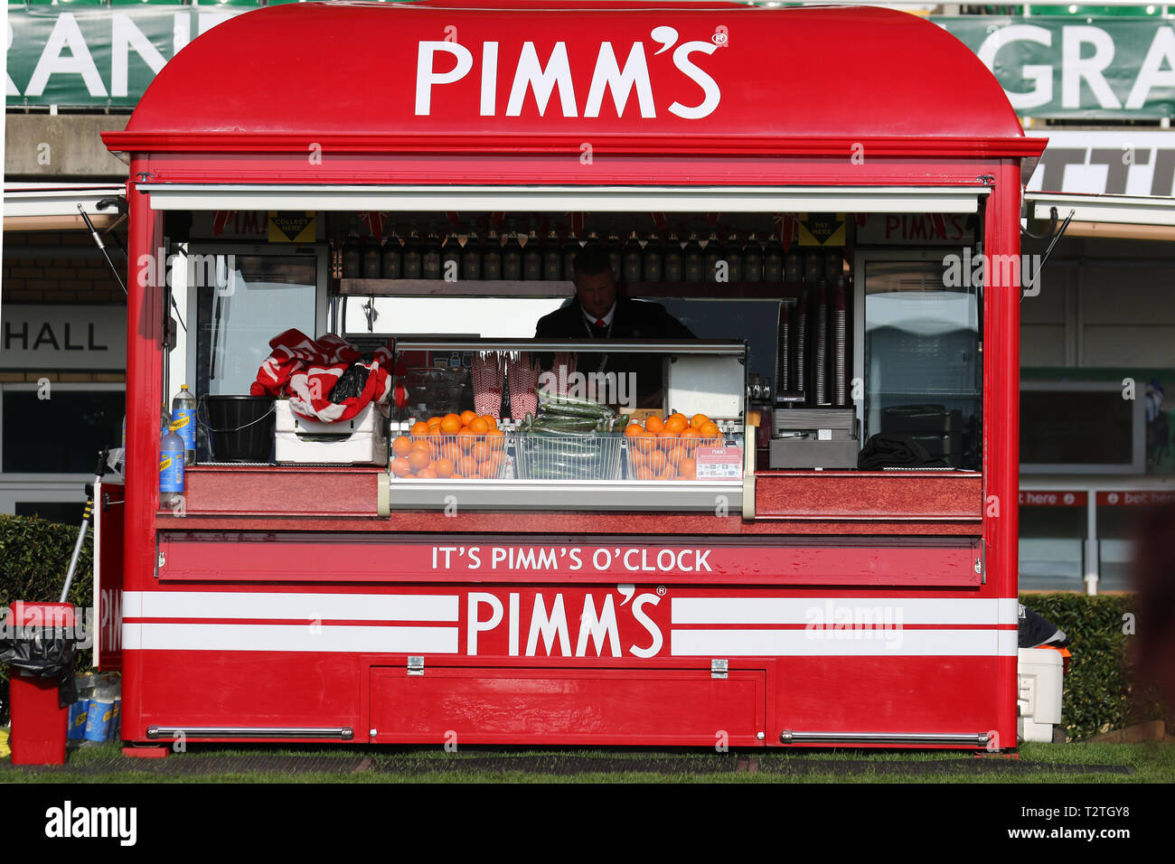 Red Pimm'S Mobile Catering Bares, Vintage Bar Box Pimms Alquiler Comida  Camiones Catering, Catering Buffet, Alimentos Camiones, Randox Grand  National Event, Aintree, Liverpool, Reino Unido Fotografía de stock - Alamy