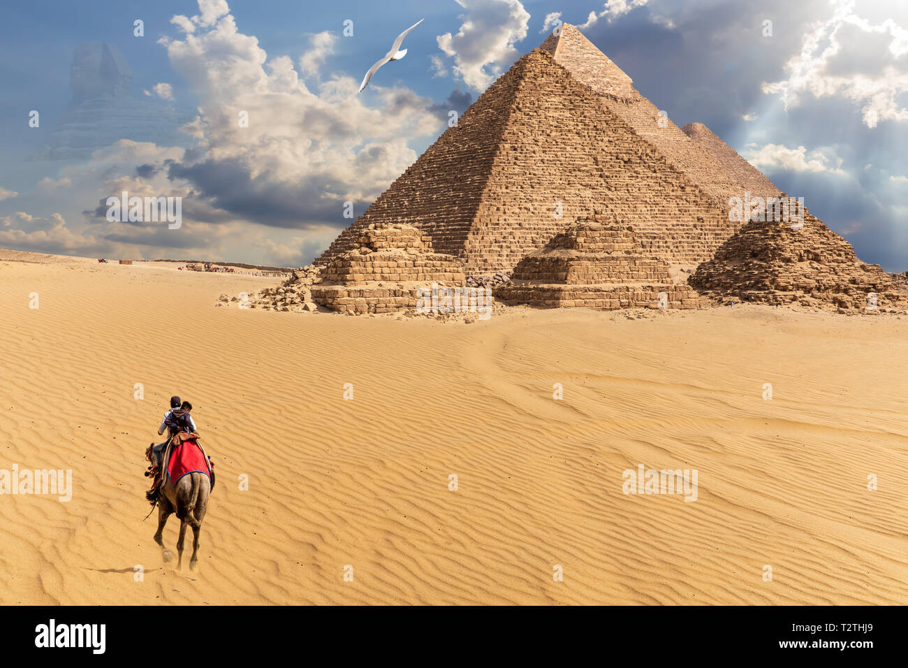 Pirámides de Egipto en el desierto de Giza, en vista de la fantasía. Foto de stock