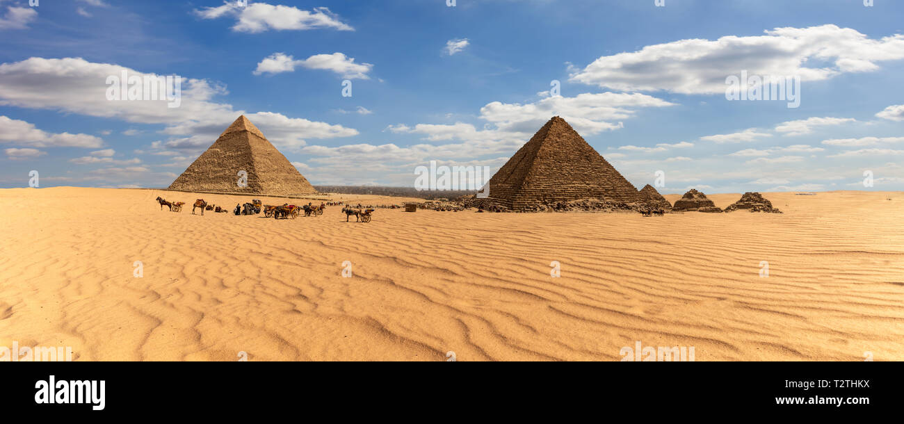 Panorama de Egipto, vistas de las pirámides de Giza en el desierto. Foto de stock