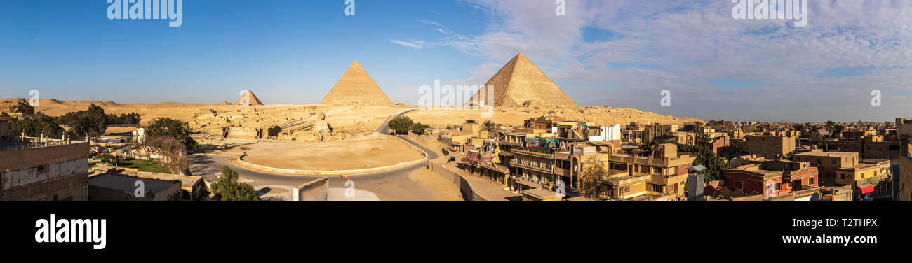 Parorama de Giza con las pirámides egipcias y una típica ciudad de vida. Foto de stock