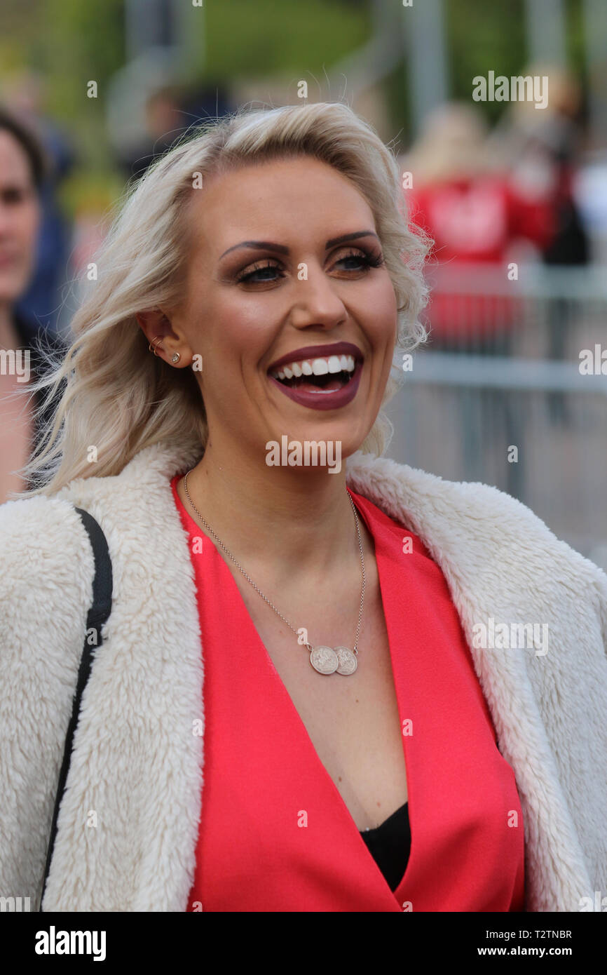 Aintree, Liverpool, Merseyside. 4 de abril de 2019. Las famosas carreras de  caballos acoge eventos fashionistas \u0026 street style gente muy especial en  este desfile de modas de los mejores caras femeninas.