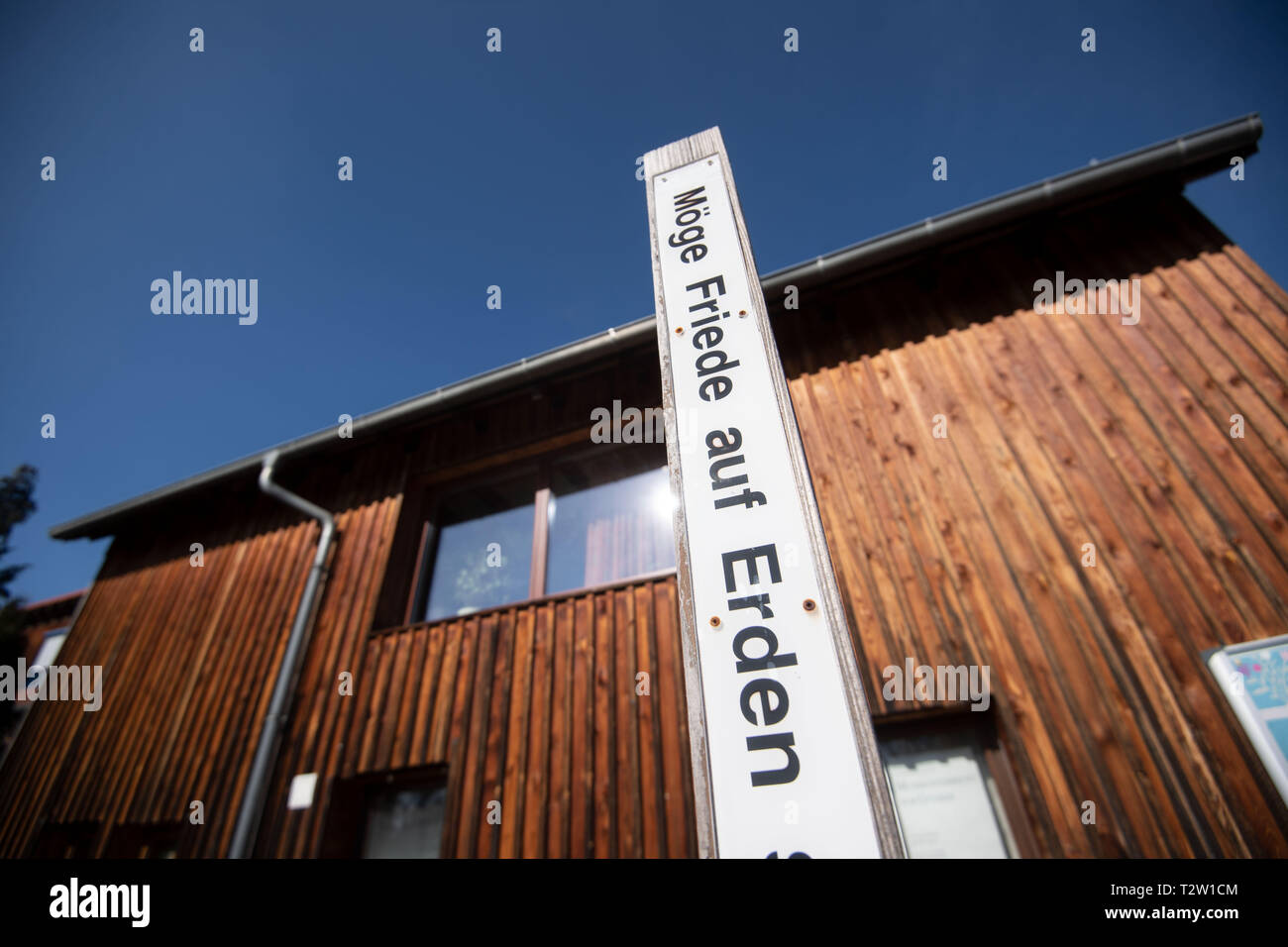 Mutlangen, Alemania. 28 Feb, 2019. Un cartel con la inscripción "Paz en la tierra" está delante de la cabaña de prensa del movimiento por la paz. (Dpa: "No, no, Njet" - La Alb Oriental envía señales de paz nuevo) Crédito: Marijan Murat/dpa/Alamy Live News Foto de stock