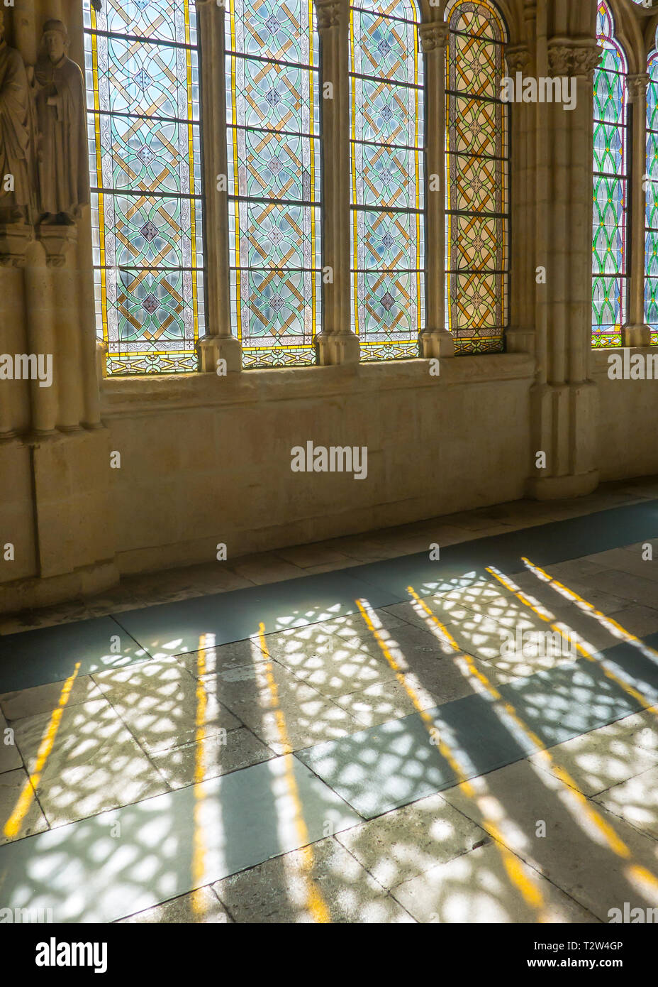 Sombras en el suelo del claustro de la catedral de Burgos, España Foto de stock
