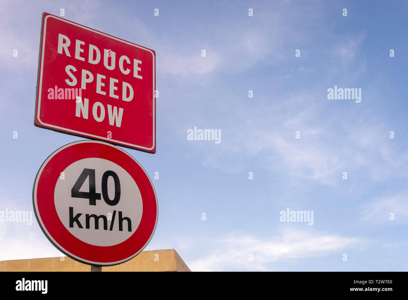 Reduzca la velocidad, 40 km/h, señal de carretera Foto de stock
