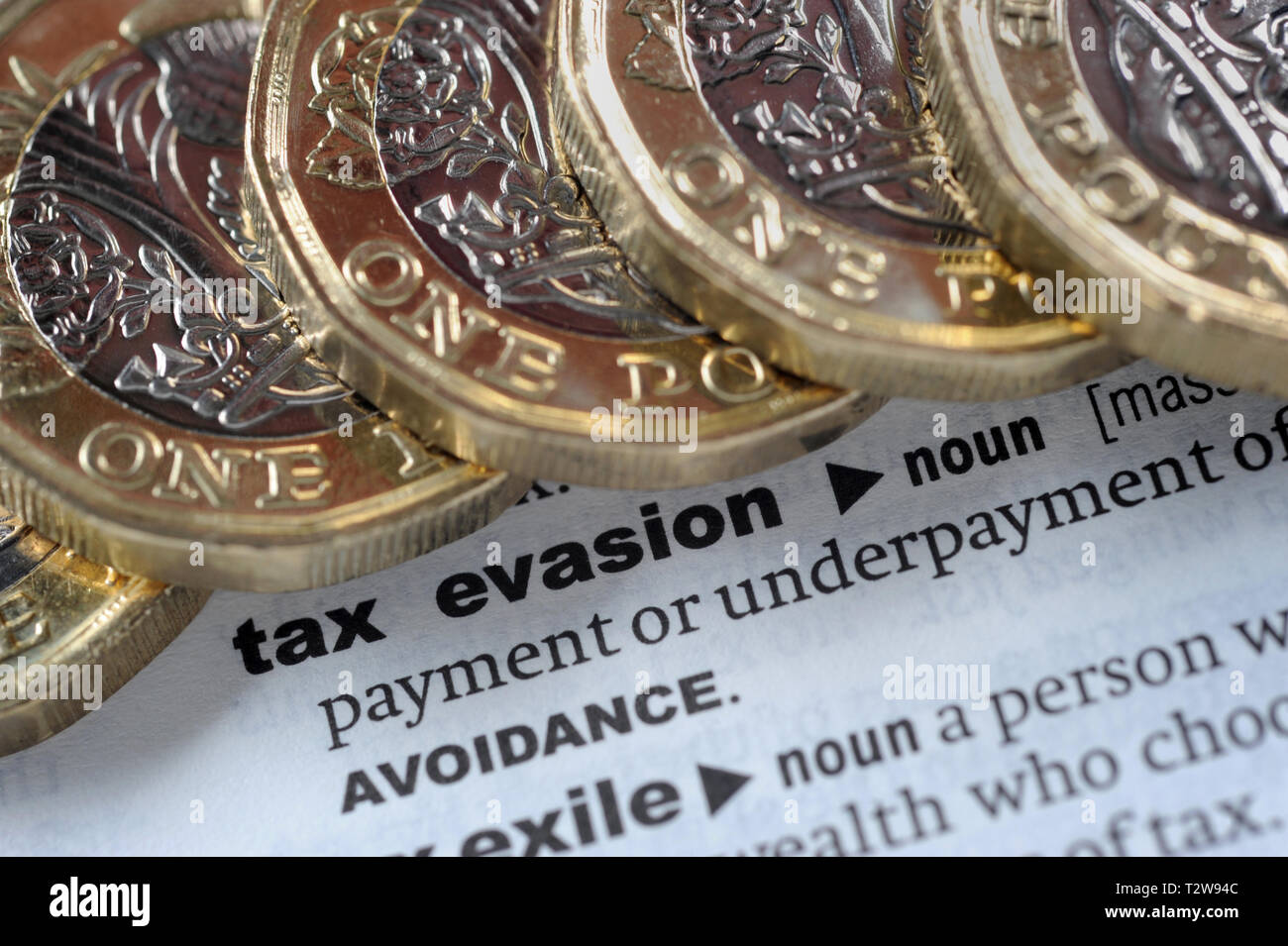 Definición de diccionario de la evasión de impuestos CON UNA LIBRA monedas vuelven pensiones HMRC IMPUESTOS ETC UK Foto de stock