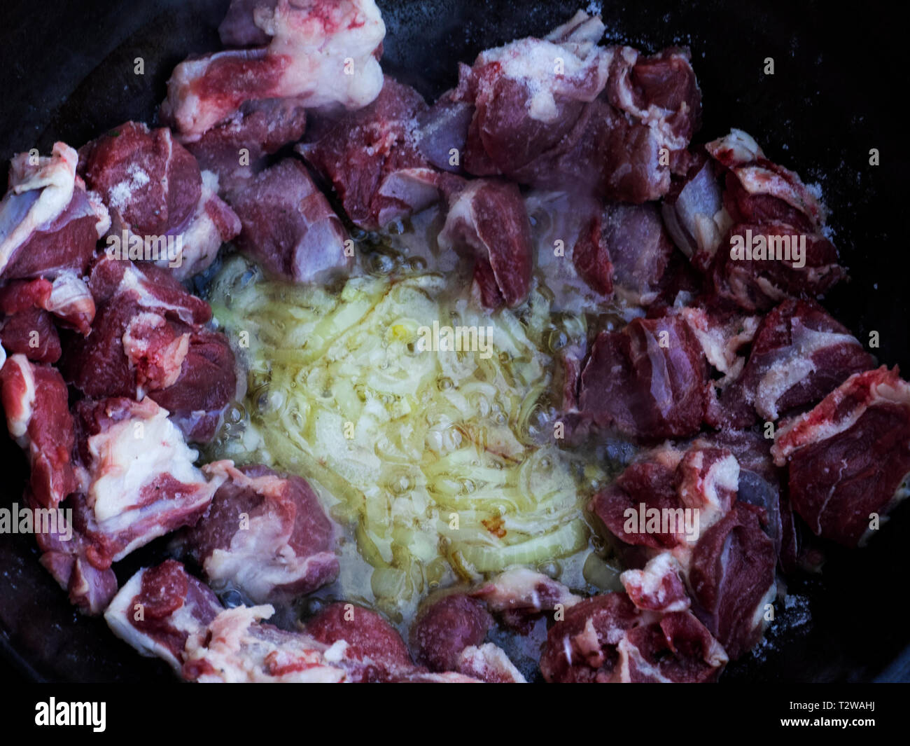 https://c8.alamy.com/compes/t2wahj/cordero-visto-siendo-anadido-a-cebolla-frita-pilaf-esta-hecho-de-carne-de-cordero-o-vacuno-arroz-zanahorias-y-cebollas-con-especias-no-solo-es-popular-entre-los-pueblos-turcos-normalmente-este-plato-se-prepara-en-una-olla-de-hierro-fundido-especial-llamado-caldero-y-son-de-diferentes-tamanos-que-van-desde-8-litros-hasta-1000-litros-hemos-utilizado-el-caldero-mas-pequeno-t2wahj.jpg